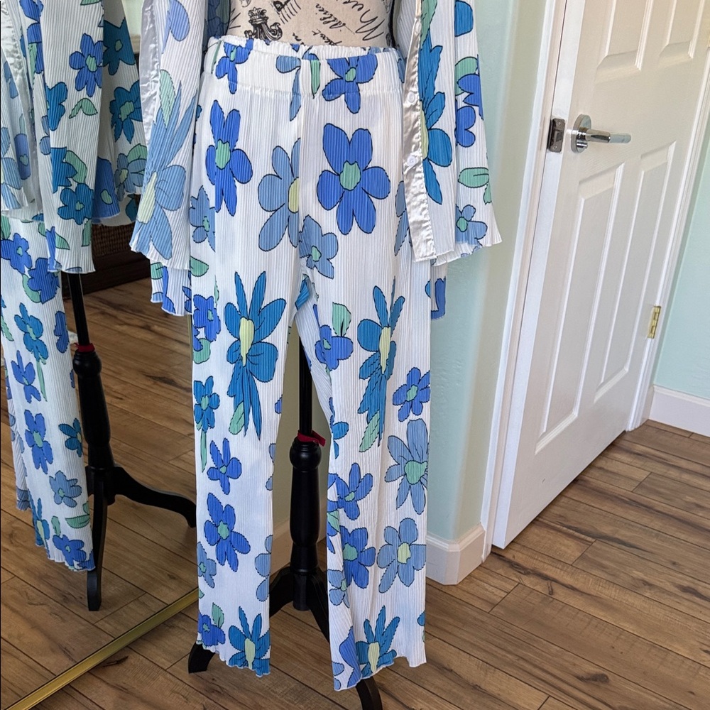 2-Piece Set Floral Blue and White Women's loungewear ! - Picture 6 of 8